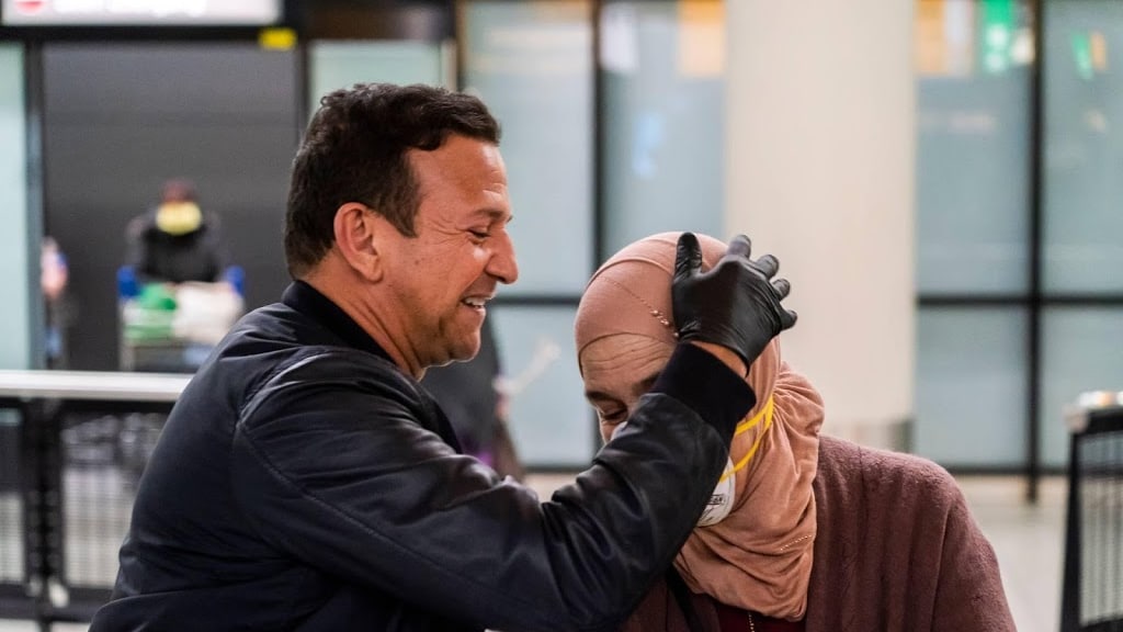 Najib Amhali sluit moeder weer in de armen