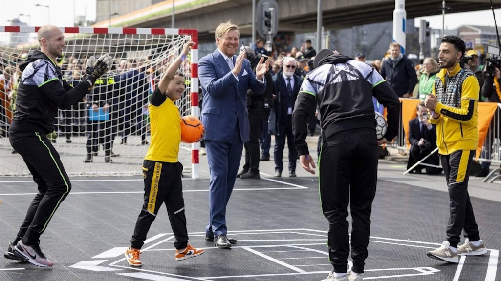 Soufiane Touzani gaat viral na panna bij Willem-Alexander