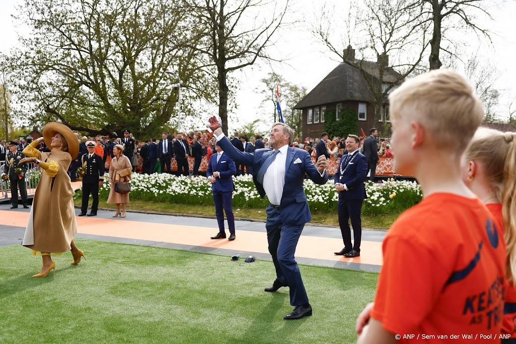 Koninklijke familie probeert Friese sporten in Dokkum