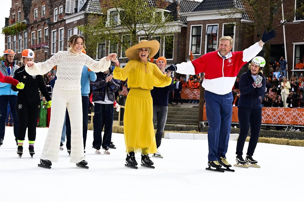 Koningspaar en prinses Ariane genieten van schaatstocht in Dokkum