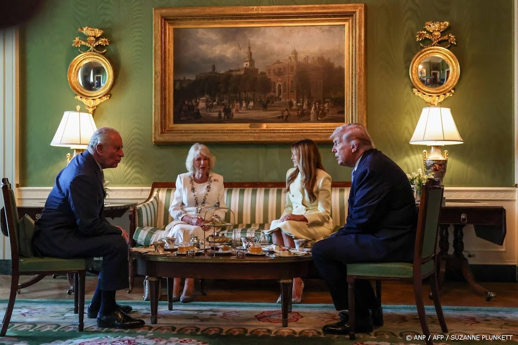 Koning Charles en koningin Camilla drinken thee met president Trump in Green Room