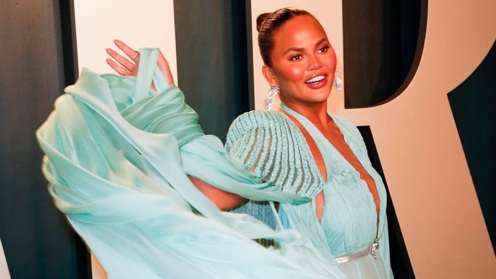 Chrissy Teigen binnenkort wéér onder het mes