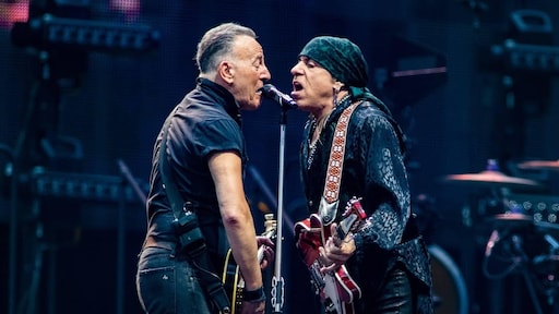 Bruce Springsteen maakt val op podium tijdens concert in Amsterdam