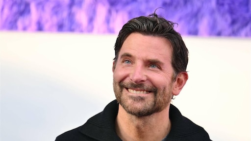 Bradley Cooper klimt als verrassing op podium van Pearl Jam