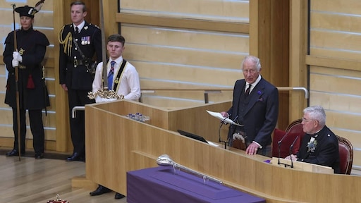 Charles roept Schots parlement op beschaafd debat te voeren