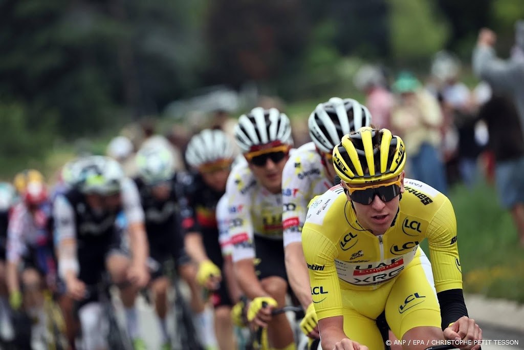 Pogacar wint opnieuw Tour de France, slotrit voor Van Aert