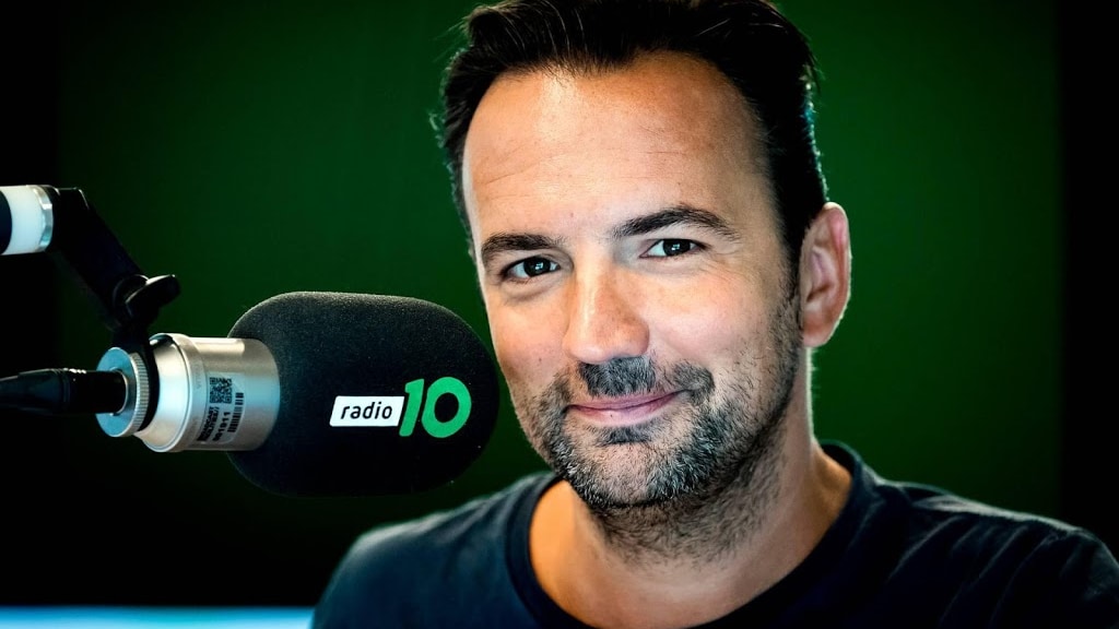 Gerard Ekdom viert 1-jarig jubileum bij Radio 10 met taart