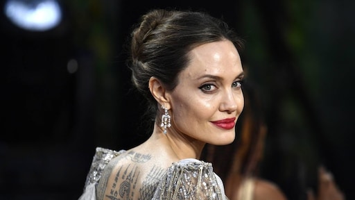 Angelina Jolie wakkert geruchten over romance met The Weeknd aan