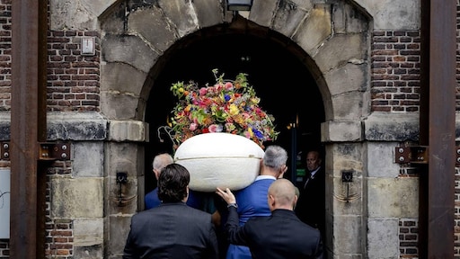 Veel BN'ers aanwezig bij uitvaart Erwin Olaf in Amsterdam