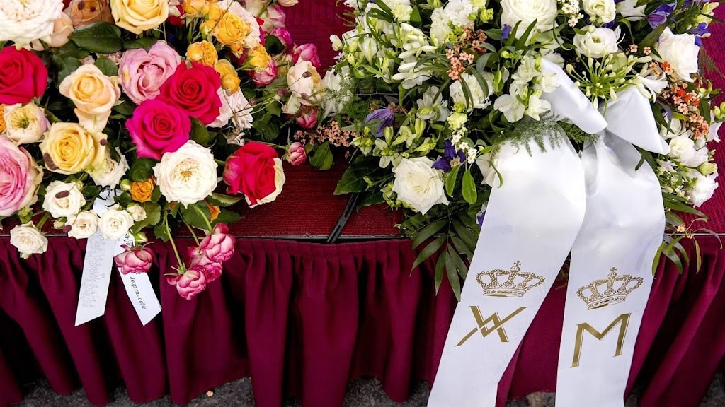 Koningspaar stuurt bloemen ter gelegenheid van uitvaart Erwin Olaf
