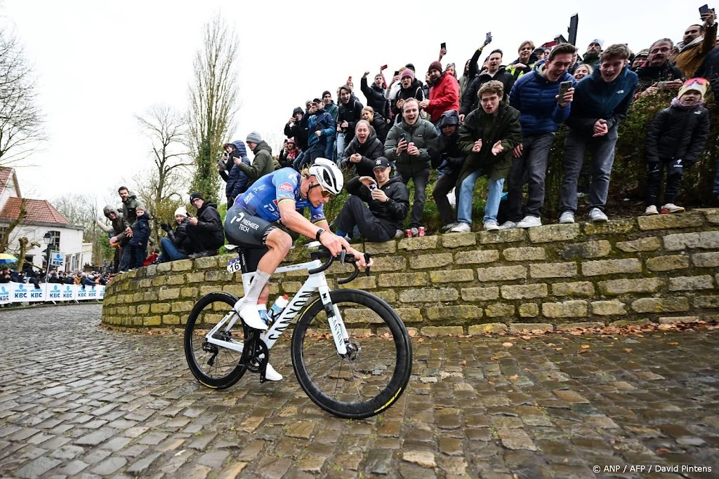 Van der Poel soleert naar zege in eerste Omloop Het Nieuwsblad