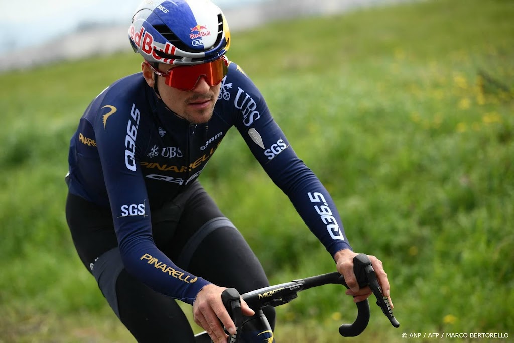 Pidcock niet meer van start in Catalonië na val in ravijn