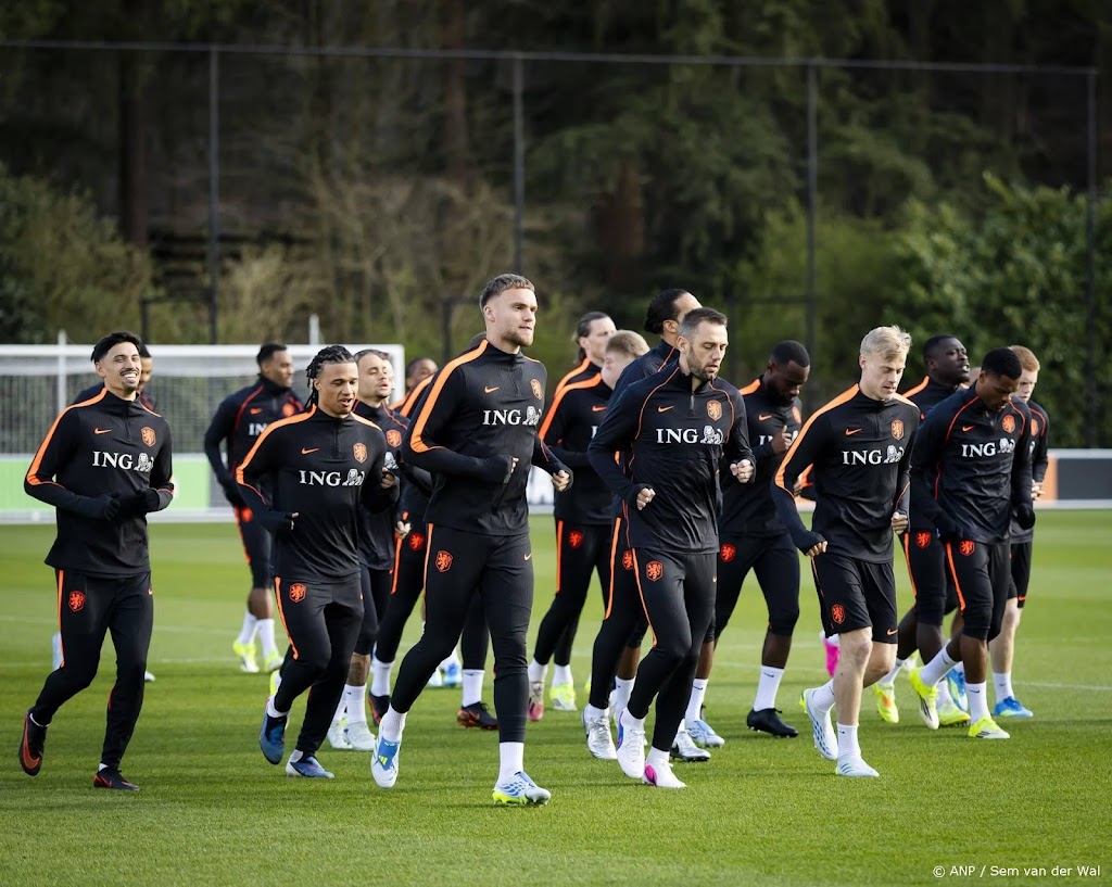 Oranje traint met reserves die mogelijk tegen Ecuador starten