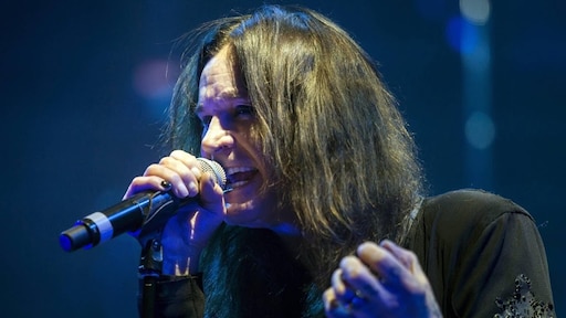 Ozzy Osbourne kan door ziekte bijna niet lopen: 'Maar ik leef nog wel'