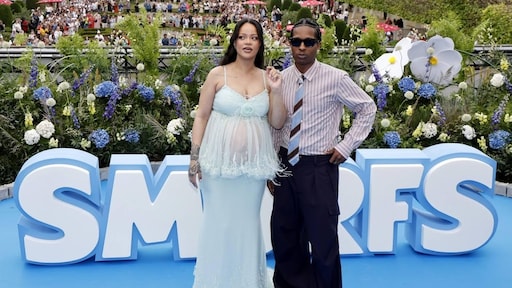 Rihanna showt babybuik bij première Smurfenfilm in Brussel