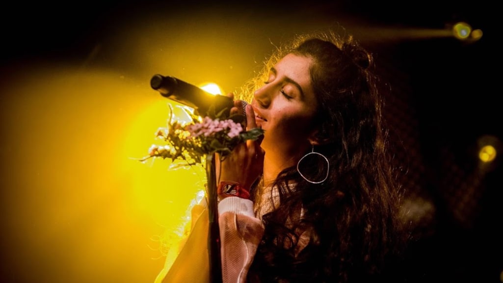 Zangeres Naaz hoteldebotel en deelt eerste kiekje van ware