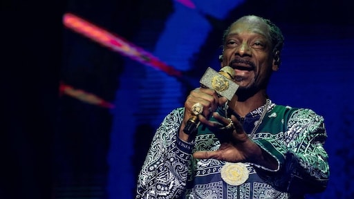 Snoop Dogg schenkt bijna dakloze vrouw (96) 10.000 dollar