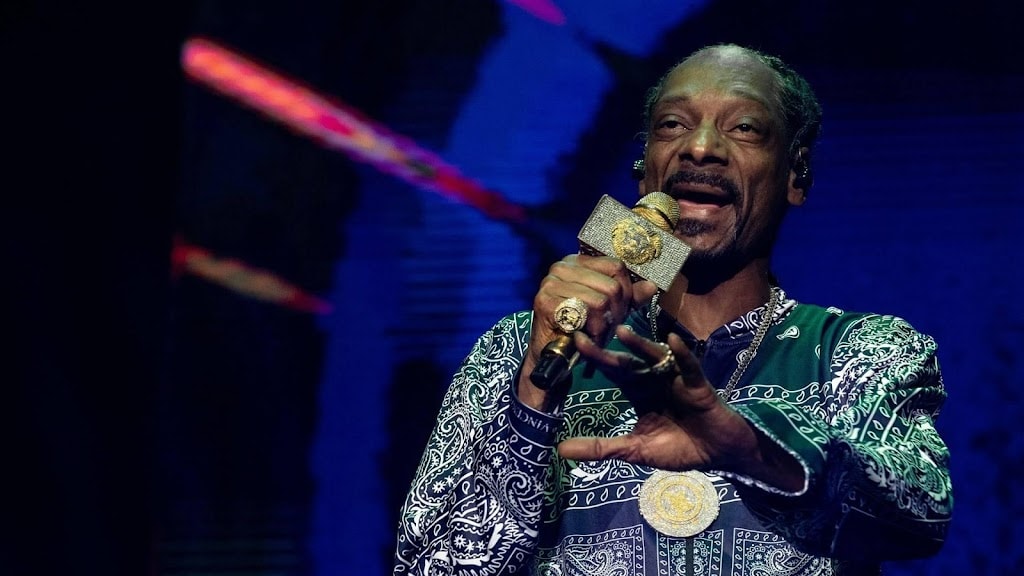 Snoop Dogg schenkt bijna dakloze vrouw (96) 10.000 dollar
