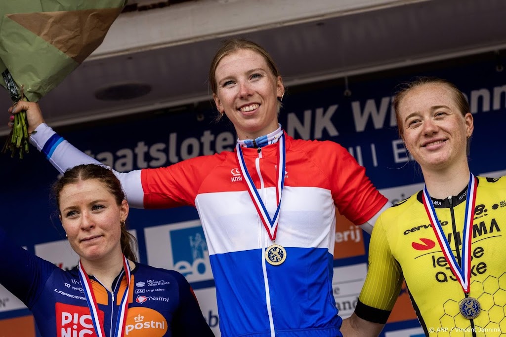 Wiebes sprint naar zege in derde Tourrit, Vos herovert het geel