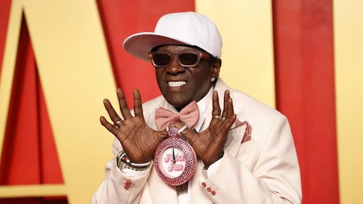 Flavor Flav biedt aan om Travis Kelce en Taylor Swift te trouwen als babs