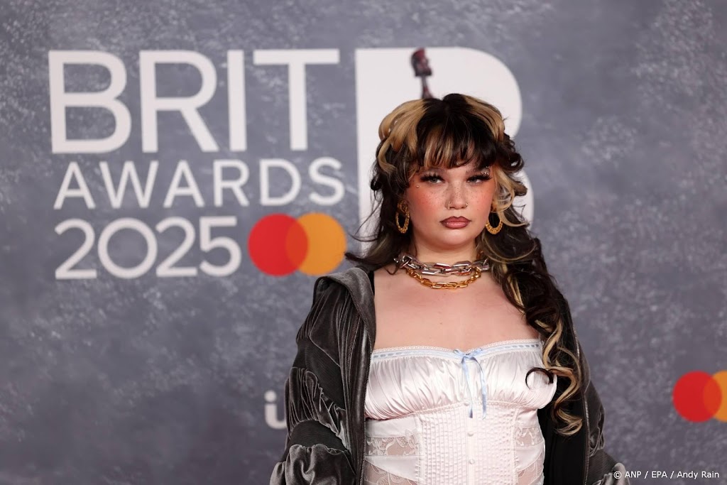 Lola Young zakt in elkaar tijdens optreden in New York