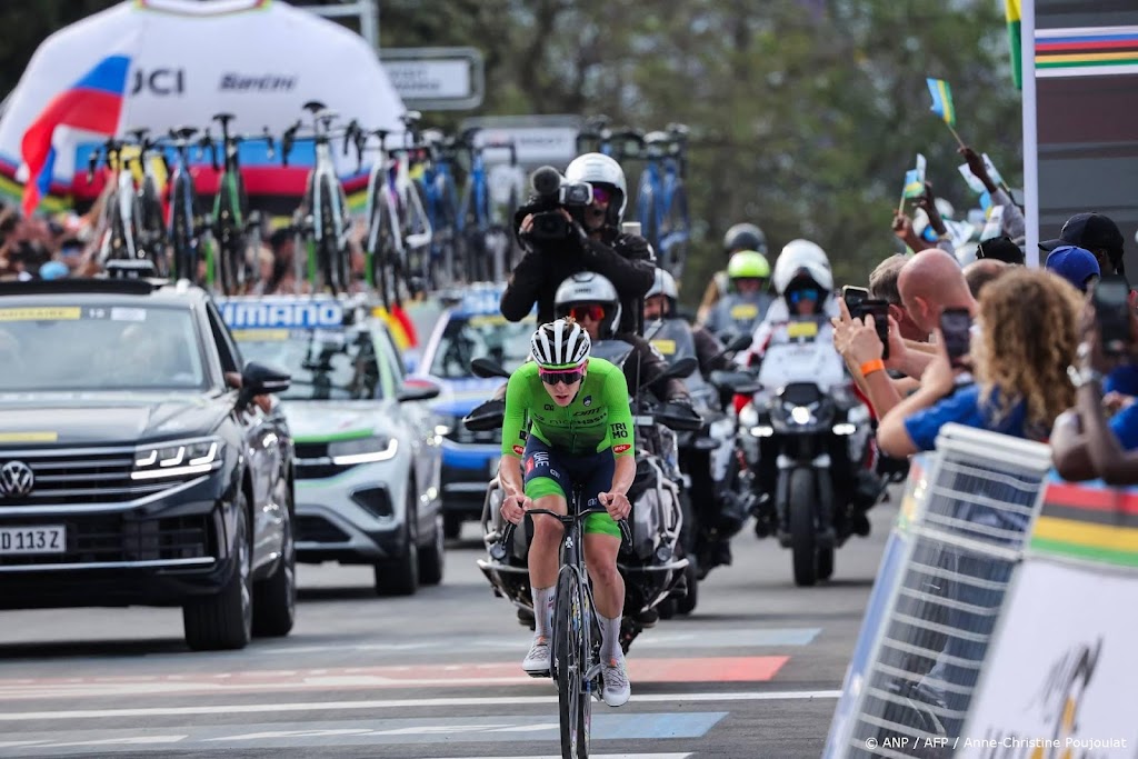 Pogacar bekroont lange solo met tweede wereldtitel op rij