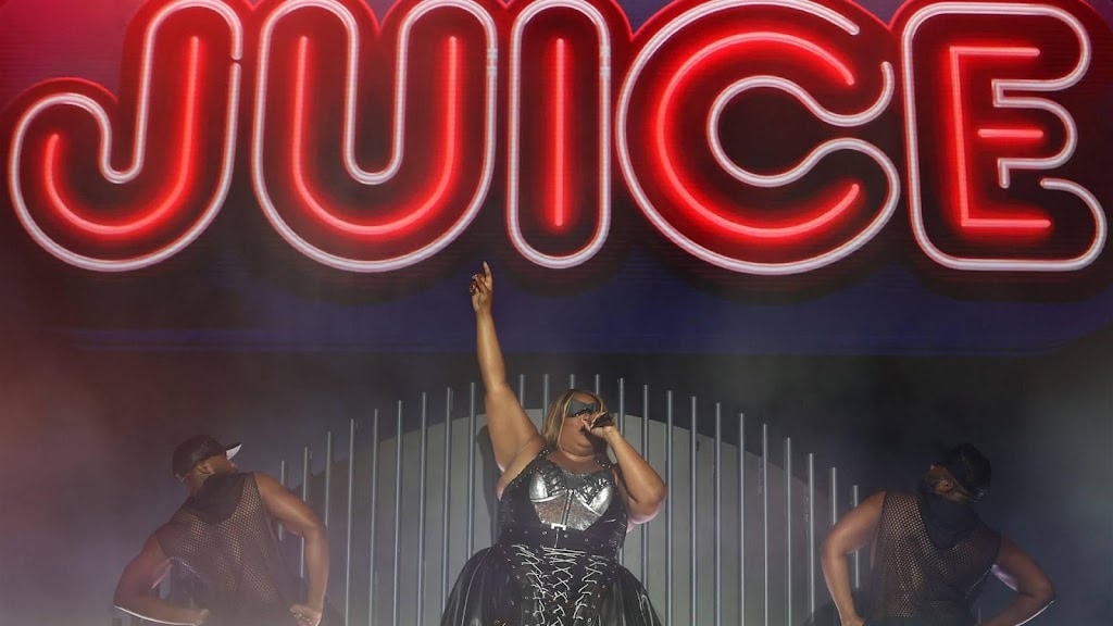 Tourcrew schaart zich achter Lizzo na beschuldigingen