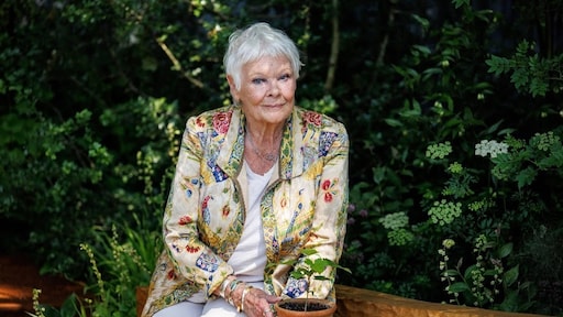Judi Dench plant appelboom voor overleden Maggie Smith