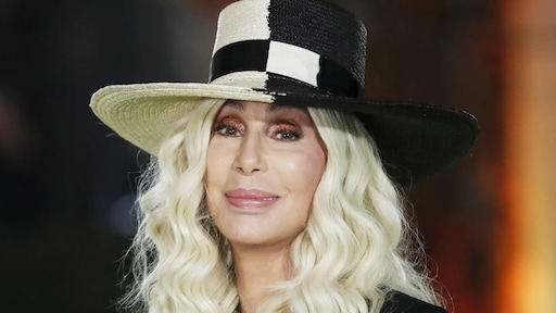 Cher eert Betty White met eigen versie begintune The Golden Girls