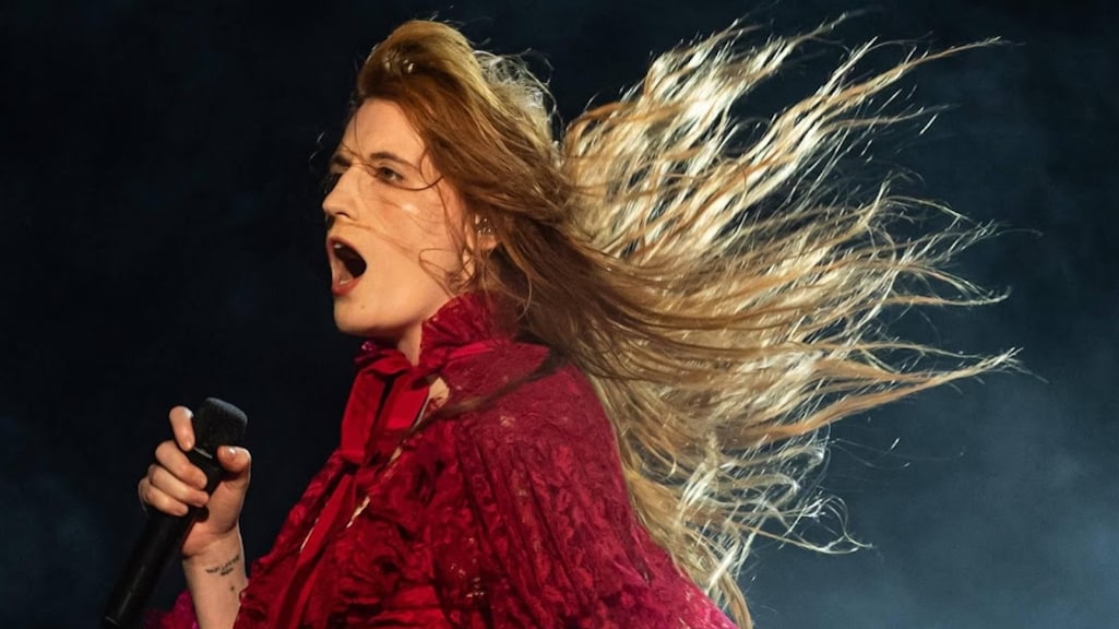 Florence Welch maakt comeback op het podium na blessure