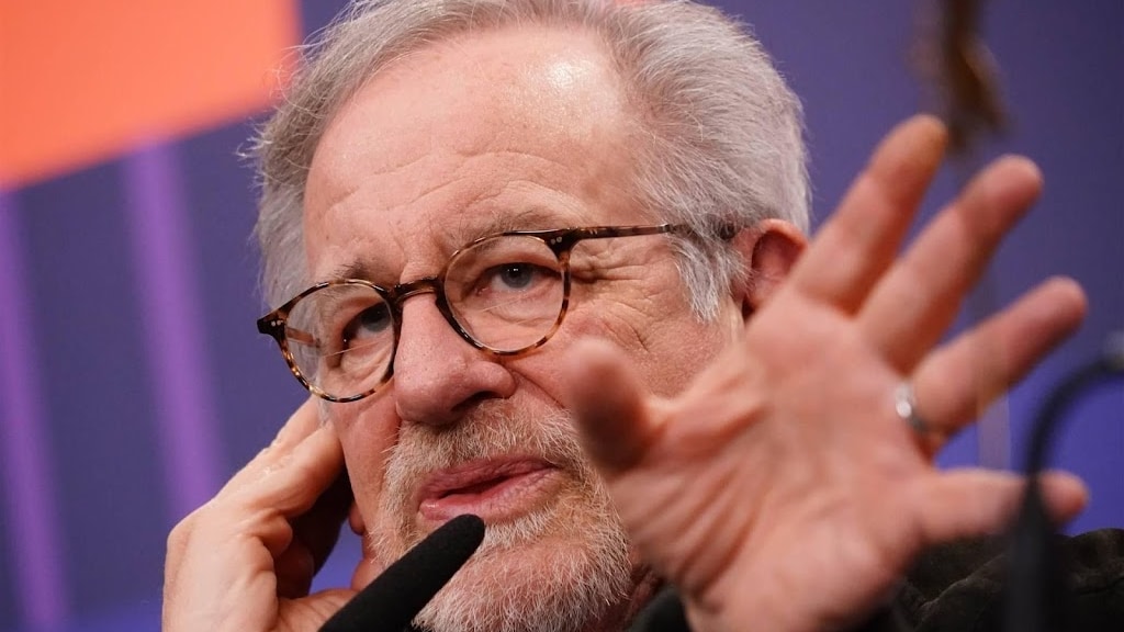 Steven Spielberg brengt bezoek aan Vermeer-expo in Amsterdam