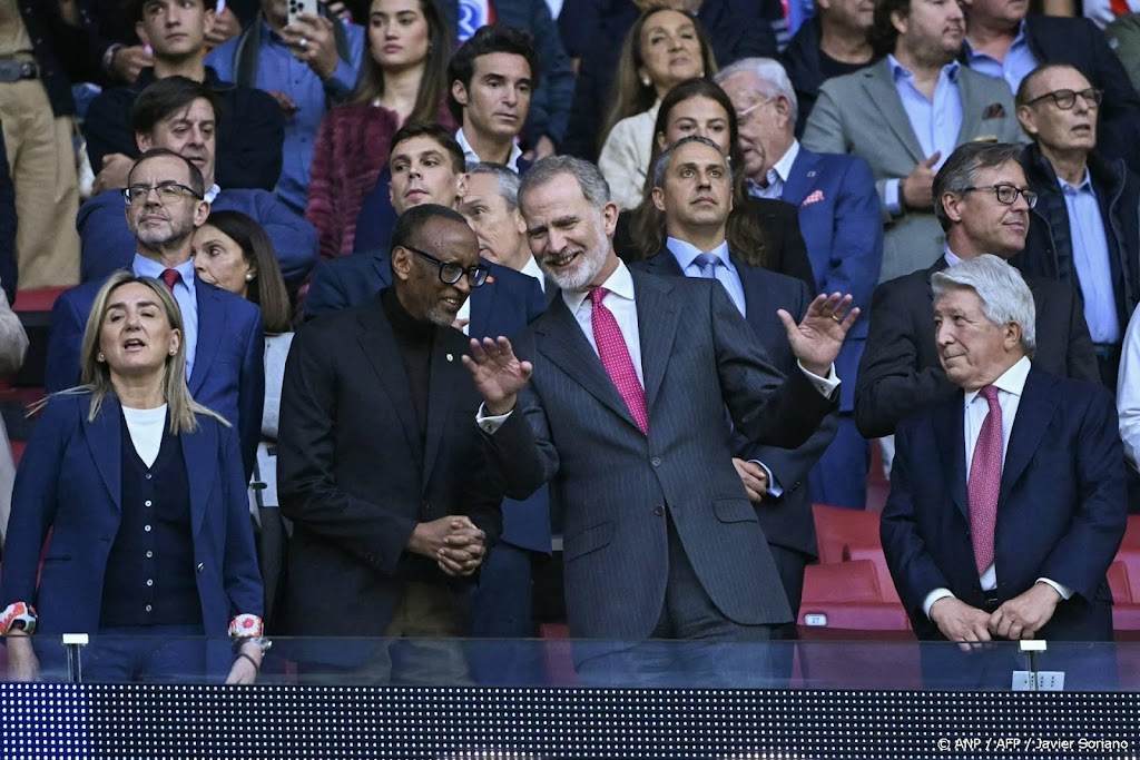 Koning Felipe steunt Atlético Madrid in voetbalstadion