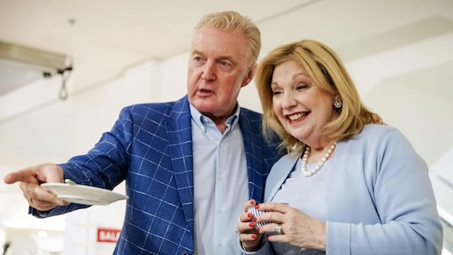 Janny en André doen Elfstedentocht aan in Denkend aan Holland