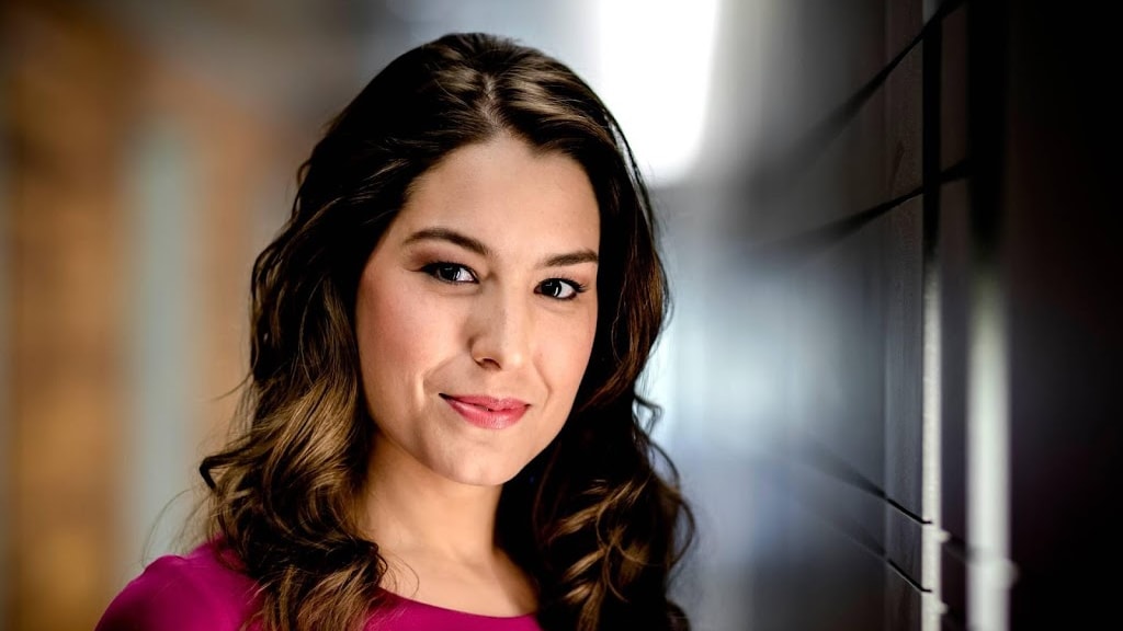 Nieuwslezeres Amber Brantsen zit op een roze wolk