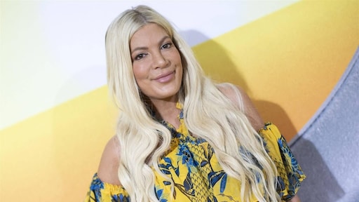 Tori Spelling stuurt zoon lui naar bed in schoolkleren