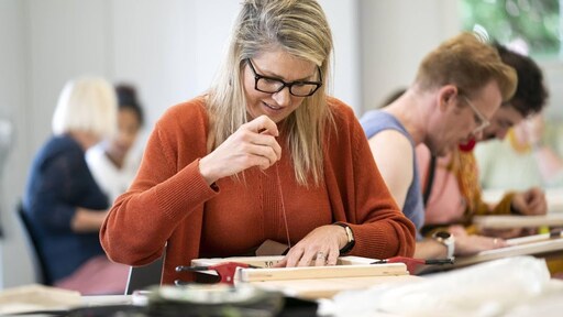 Máxima opent tentoonstelling met eigen geborduurde gordijnen