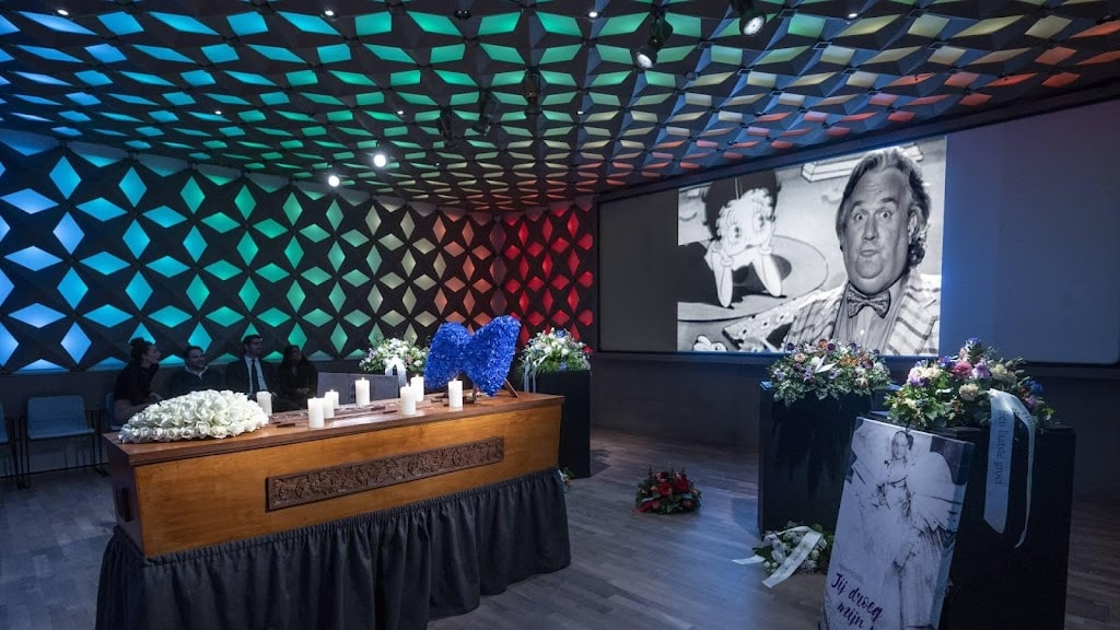 Honderden mensen nemen afscheid van Han Peekel