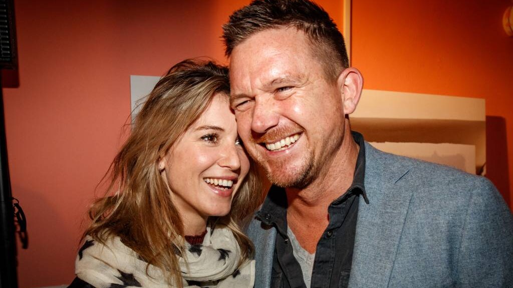 Johnny de Mol leest zich in voor vaderschap