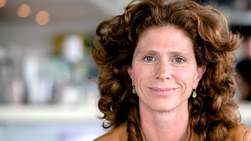 Barbara Barend showt blauw oog