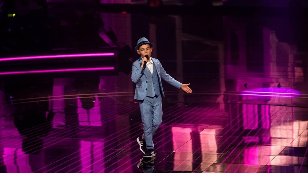 The Voice Kids-winnaar zingt op middenstip
