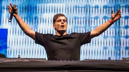Martin Garrix treedt vanaf zijn jacht op tijdens Bevrijdingsdag