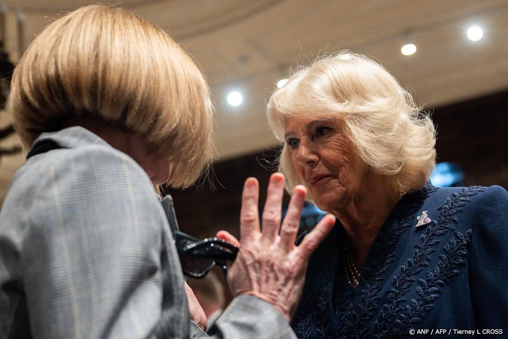 Koningin Camilla heeft vrolijk onderonsje met Anna Wintour
