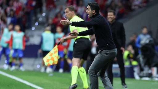 Coach Arteta van Arsenal woedend op arbiter Makkelie