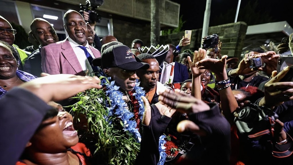 Sawe krijgt heldenonthaal in Kenia na historisch record marathon