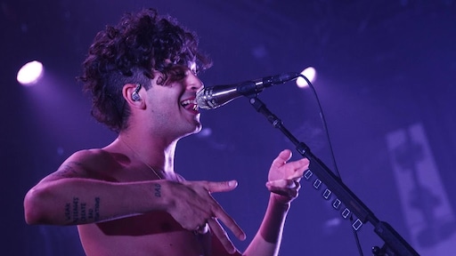 Matty Healy reageert op relatiegeruchten met Taylor Swift