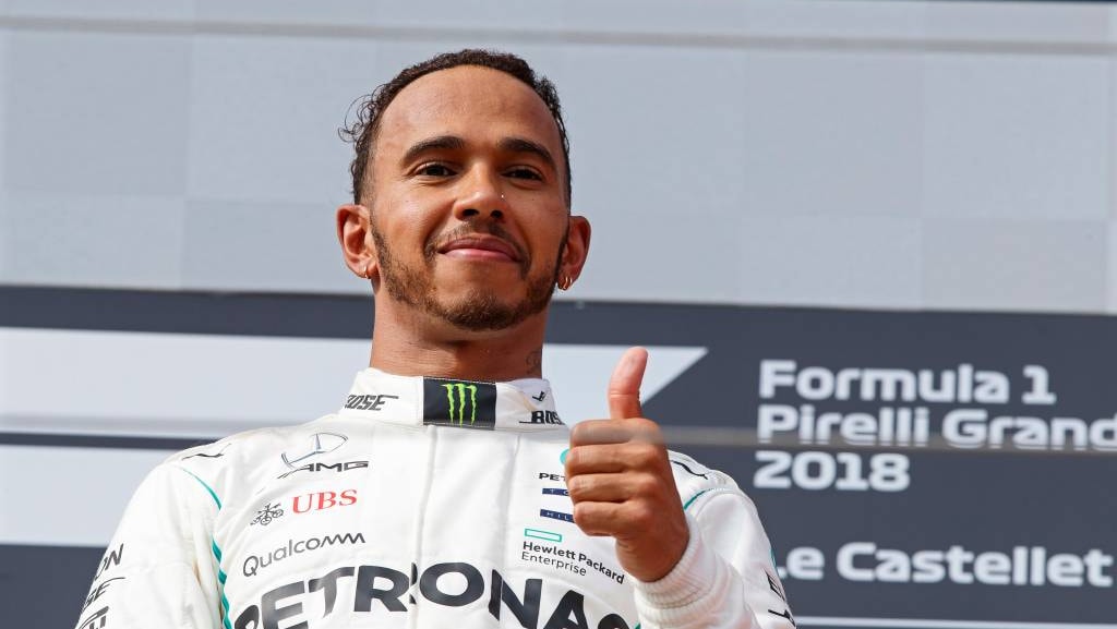 Lewis Hamilton in rok op cover GQ