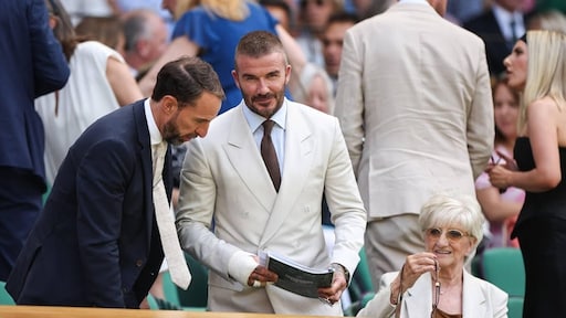 Beckham duikt na operatie op in Wimbledon, met arm in gips