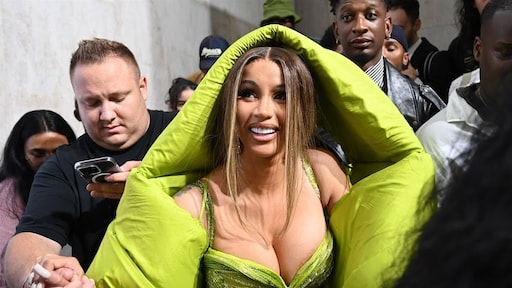 Cardi B smijt microfoon naar concertbezoeker die drank gooit