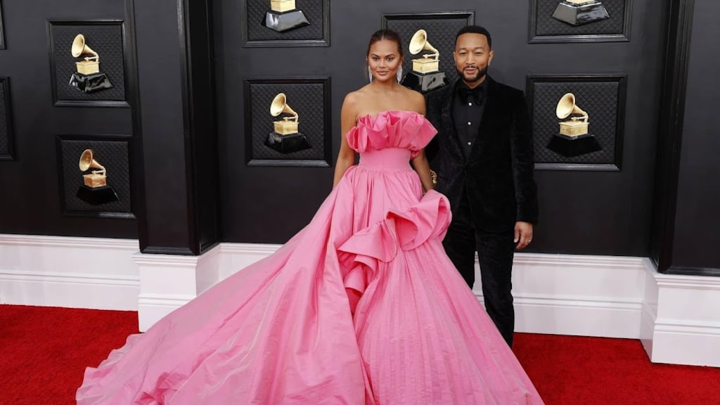 Zwangere Chrissy Teigen wil gezin verder uitbreiden met John Legend