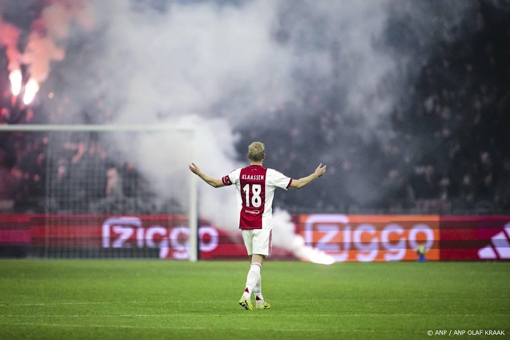 Supportersvereniging Ajax distantieert zich van vuurwerkacties